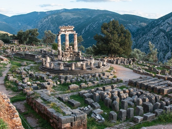 Apollo_Temple_Delphi.jpeg